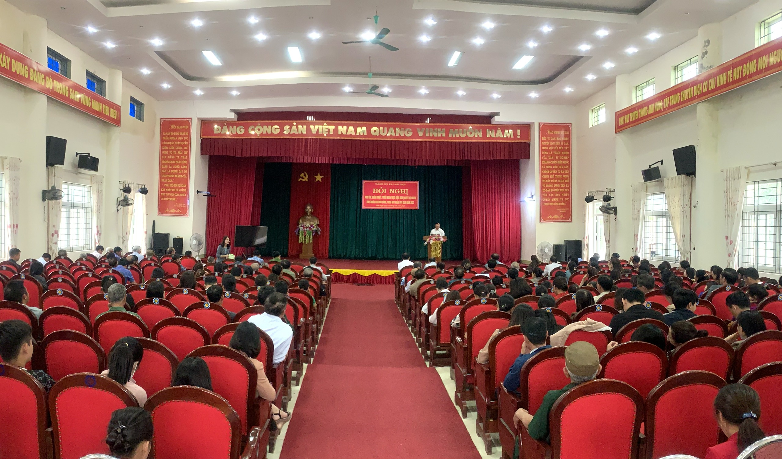 Đảng bộ xã Lâm Hợp tổ chức Hội nghị học tập, quán triệt, triển khai thực hiện Nghị quyết TW 5, khóa XIII. Trao Huy hiệu 40, 50, 55, 60 năm tuổi Đảng đợt 02/9/ 2022.