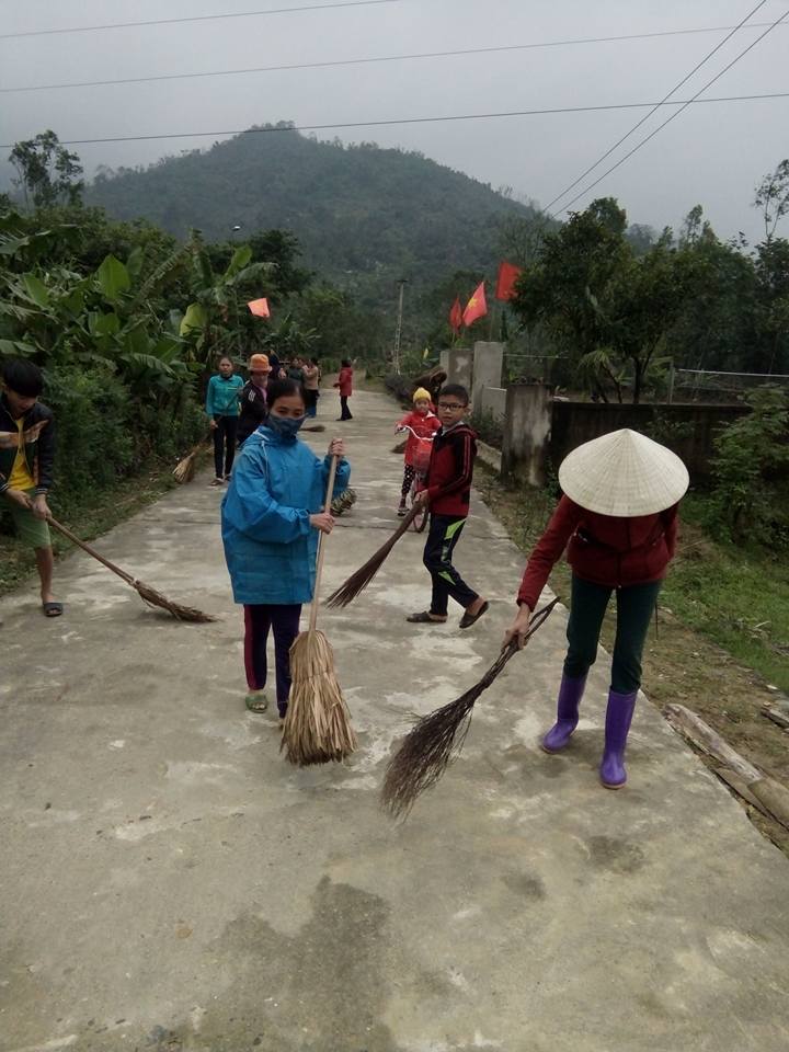 Các chi hội phụ nữ Xã Kỳ Lâm đồng lòng ra quân tổ chức tổng dọn vệ sinh đường làng, ngõ xóm.